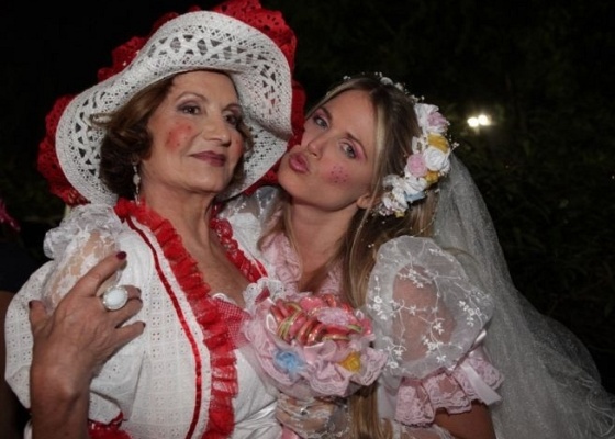 Rosamaria Murtinho e Susana Werner se divertem no Arrai do Ax, no Rio de Janeiro (28/6/10)