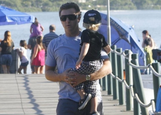 Luciano Huck passeia com o filho Bencio na Lagoa Rodrigo de Freitas, no Rio (30/5/10)