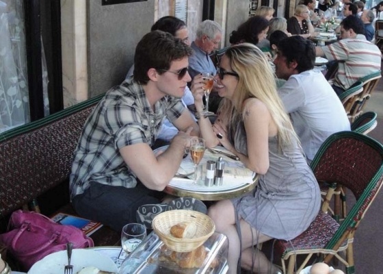 Jonatas Faro e Danielle Winits em um restaurante em Paris (30/6/10)