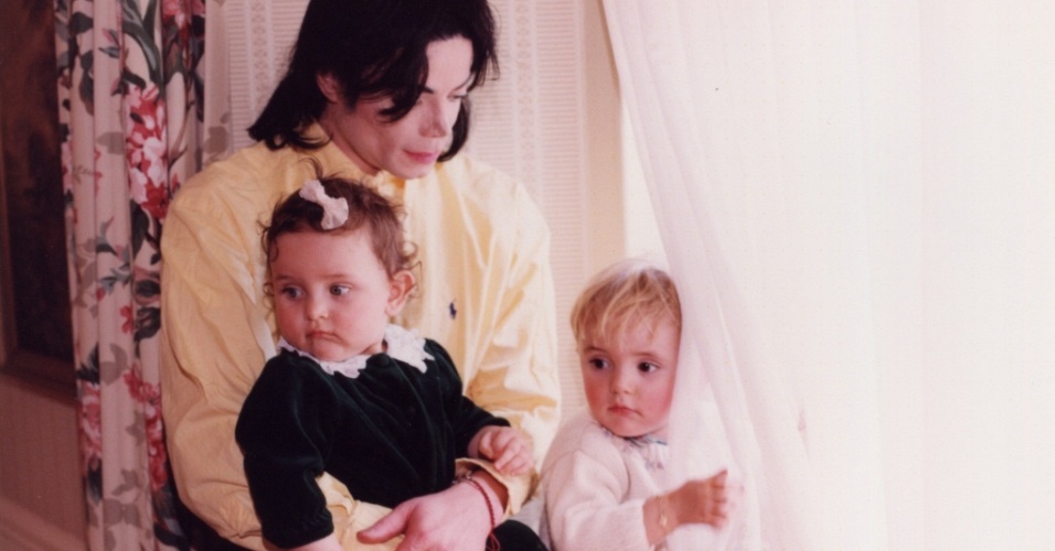 Michael Jackson e os filhos Paris (no colo) e Prince Michael 1º em um hotel de Nova York (1999)