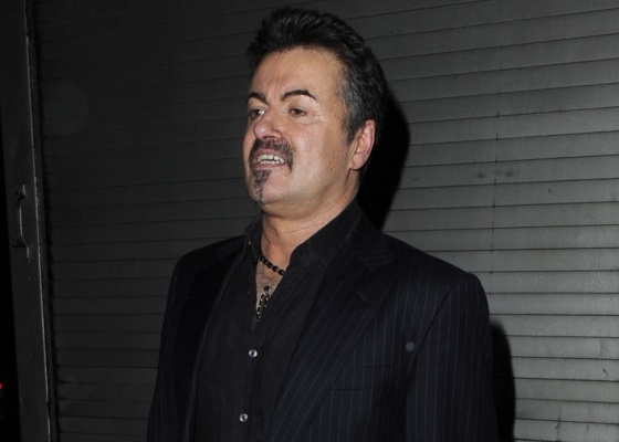 O cantor George Michael saindo do estdio da Radio 2 em Londres (16/12/2009)