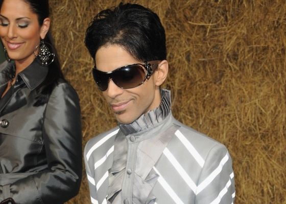 O cantor Prince no desfile da Chanel Pret a Porter na semana de moda de Paris Primavera/Verão 2011 (6/10/2009)