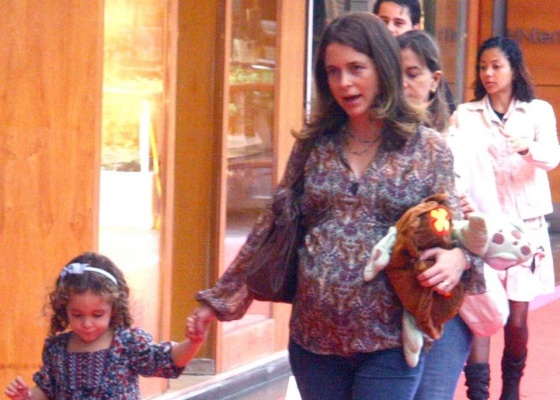 Aos oito meses de gravidez, Cludia Abreu passeia com a filha Felipa em shopping carioca (5/6/10)