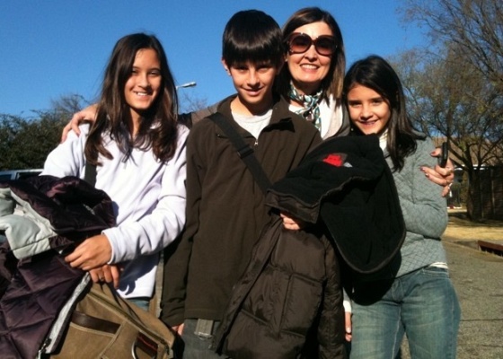 A jornalista Ftima Bernardes com os filhos Beatriz, Laura e Vincius na frica do Sul (10/7/2010)