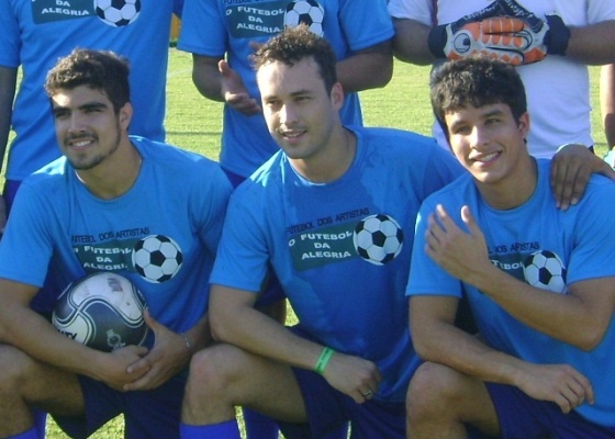 Caio Castro, Rodrigo Andrade e Rick Tavares em futebol beneficente (11/7/10)