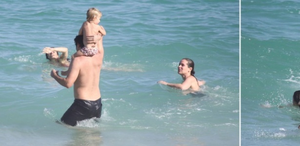 Thiago Lacerda e Vanessa Lóes tomam banho de mar com o filho Gael no Rio (12/07/2010)
