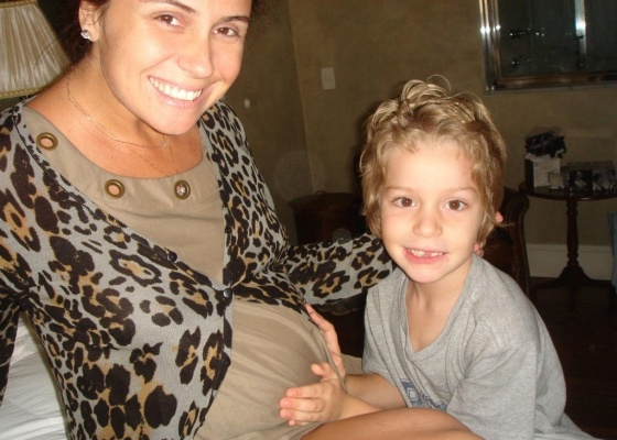 A atriz Giovanna Antonelli, grvida de quase sete meses, e o filho Pietro em foto no Twitter (14/7/2010)