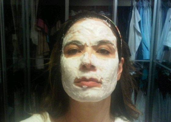 Luciana Gimenez posta em seu Twitter uma foto usando mscara facial (14/7/10)