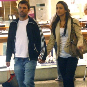 Marcelo Faria e Camila Lucciola passeiam em shopping no Rio (4/7/10)