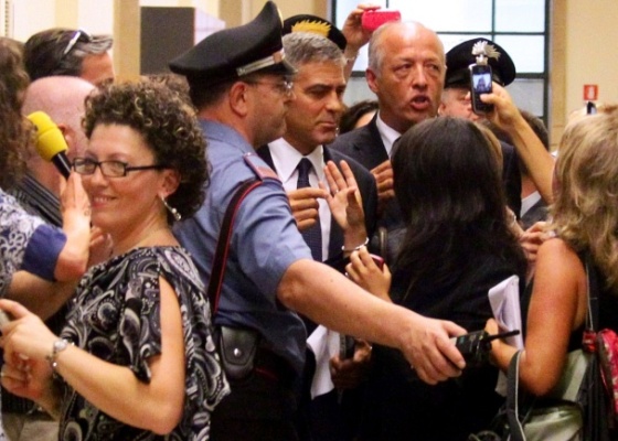 O ator George Clooney cercado por fs e imprensa em tribunal em Milo, na Itlia (16/7/2010)