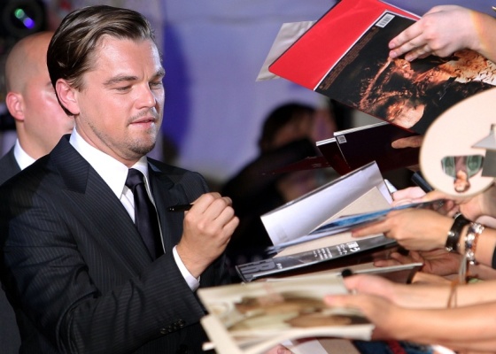 O ator Leonardo DiCaprio atende aos fs na pr-estreia de Inception em Tquio (20/7/2010)