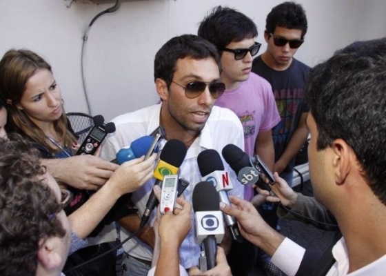 Thomaz Velho fala com a imprensa durante o velrio do irmo, Rafael Mascarenhas, no Rio (21/7/10)