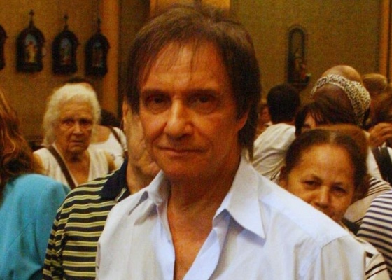Roberto Carlos durante missa de stimo dia da av do cantor Felipe Dylon, no Rio (12/7/10)