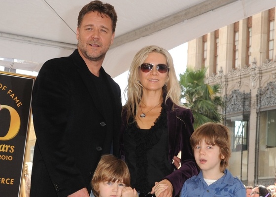 O ator Russell Crowe é homenageado com a estrela na calçada da fama acompanhado da mulher Danielle Spencer, e os filhos Tennyson (esq.) e Charlie (dir.), em Hollywood (12/4/2010)