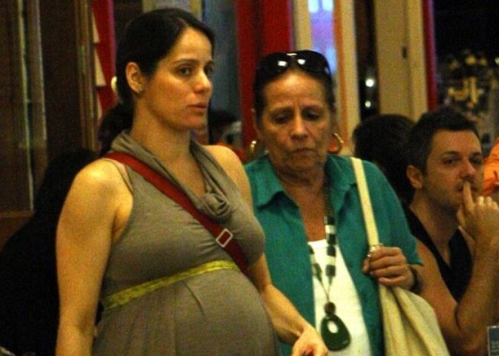 No sexto ms de gravidez, Cludia Mauro passeia em shopping da zona sul do Rio (23/7/10)
