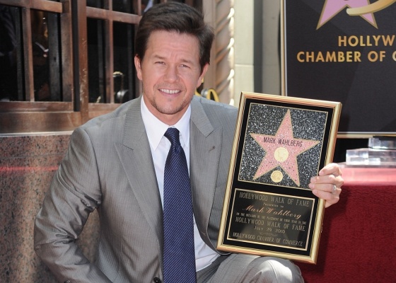O ator Mark Wahlberg  homenageado com uma estrela na Calada da Fama em Hollywood (29/7/2010)