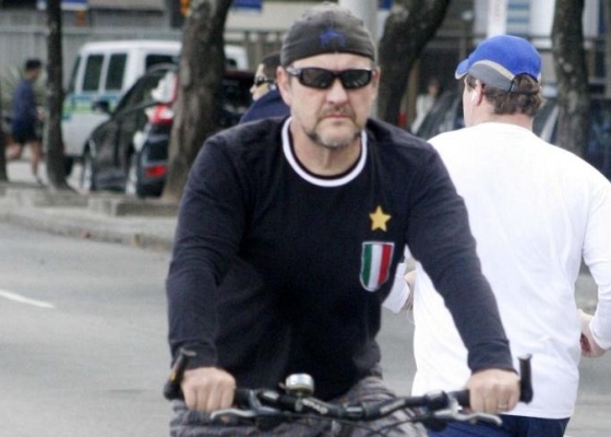 Antonio Calloni anda de bicicleta na orla do Leblon, zona sul carioca (6/6/10)