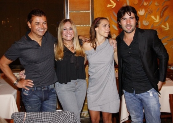 David Brazil, Susana Vieira, Carolina Dieckmann e Sandro Pedroso no aniversrio do promoter, no Rio de Janeiro (29/7/10)