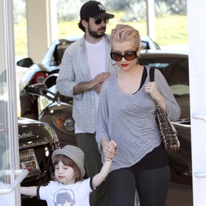 Christina Aguilera, Jordan Bratman e o filho Max em uma loja de carros de luxo em West Hollywood, na Califrnia (31/7/2010)