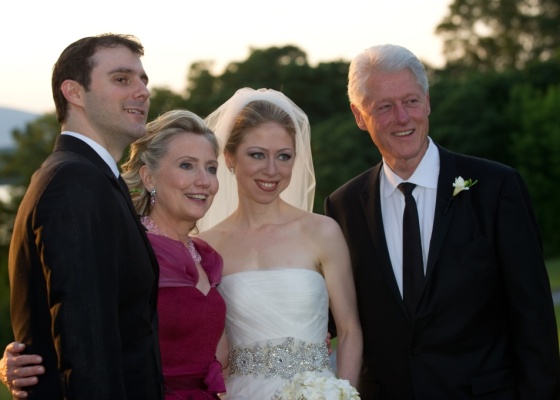 Hillary e Bill Clinton posam com a filha, Chelsea, em cerimônia de casamento milionária nos EUA (31/7/2010)