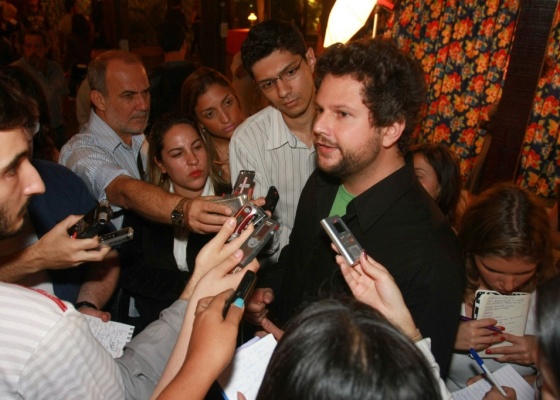 Selton Mello  cercado por jornalistas durante a coletiva de 