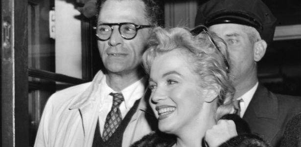 O dramaturgo Arthur Miller com Marilyn Monroe, sua mulher na época, em foto de 1956 - AFP