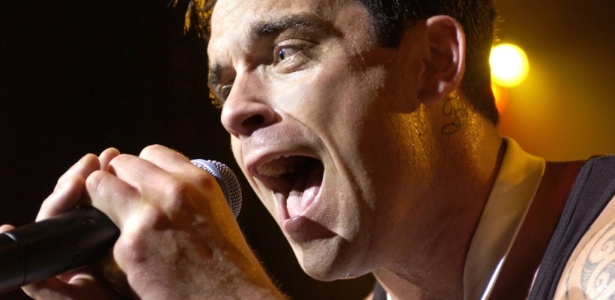 O cantor britânico Robbie Williams faz show em Paris (22/06/2003) - Bertrand Guay/AFP