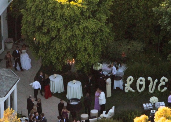 Robbie Williams e Ayda Field durante seu casamento em Beverly Hills (07/08/2010)