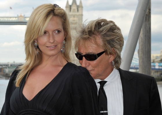 O cantor Rod Stewart e a mulher Penny Lancaster em evento em Londres (20/6/2009)