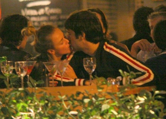 Juliana Silveira troca beijos com o namorado, Joo Vergara, em restaurante carioca (8/8/10)