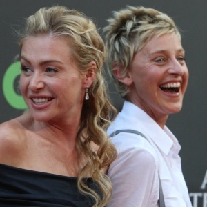 Portia De Rossi e Ellen DeGeneres no tapete vermelho do Emmy em Los Angeles 