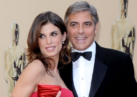 O ator George Clooney e a apresentadora de TV Elisabetta Canalis no Oscar 2010, em Hollywood (7/3/2010)