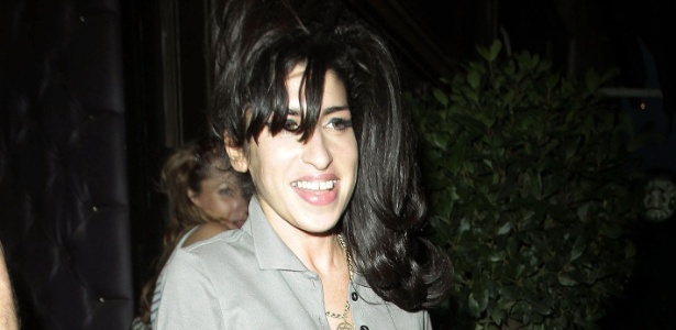 A cantora Amy Winehouse sai sorridente de bar em Londres (11/8/2010) - Brainpix