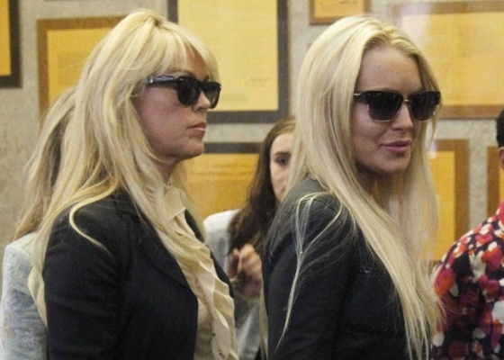 A atriz Lindsay Lohan (dir.) chega ao tribunal de Beverly Hills para se entregar  polcia, acompanhada da me, Dina Lohan (esq.) (20/7/2010)