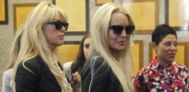 A atriz Lindsay Lohan (ao centro) chega ao tribunal de Beverly Hills para se entregar à polícia, acompanhada da mãe, Dina Lohan (esq.), e da advogada Shawn Chapman Holley (dir.) 