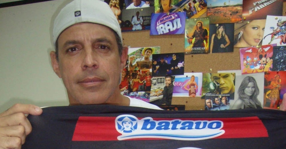 Alexandre Frota personaliza camisa do Flamengo para Claudia Raia