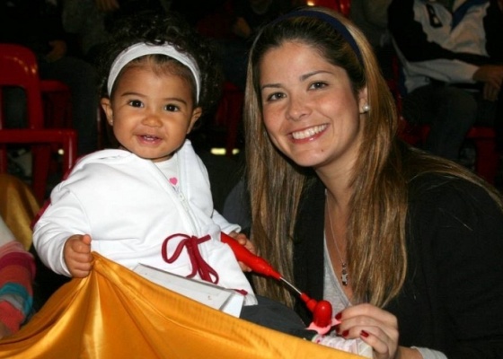 Samara Felippo leva a filha Alcia ao Circo Las Vegas, na zona oeste do Rio (15/8/10)