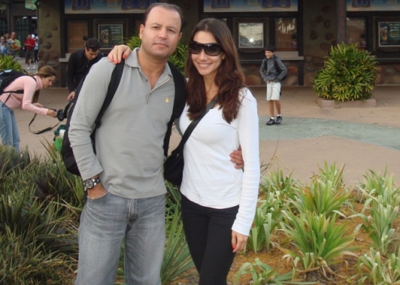 O diretor Vildomar Batista e a modelo Nathalia Barbosa na Disney