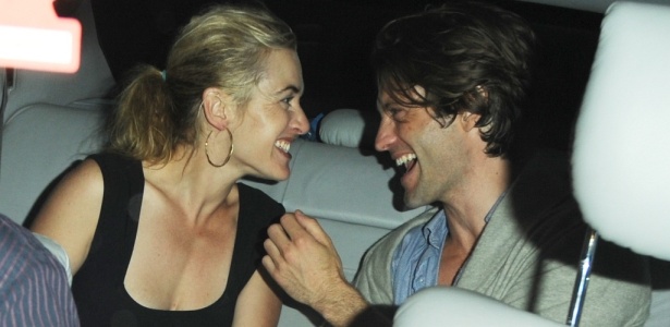 Kate Winslet e o modelo Louis Dowler em Londres (21/8/2010)