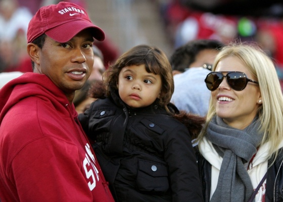 Tiger Woods, Elin Nordegre e a filha do casal, Sam, em um jogo de futebol americano em Palo Alto, na Califórnia (21/11/2009)