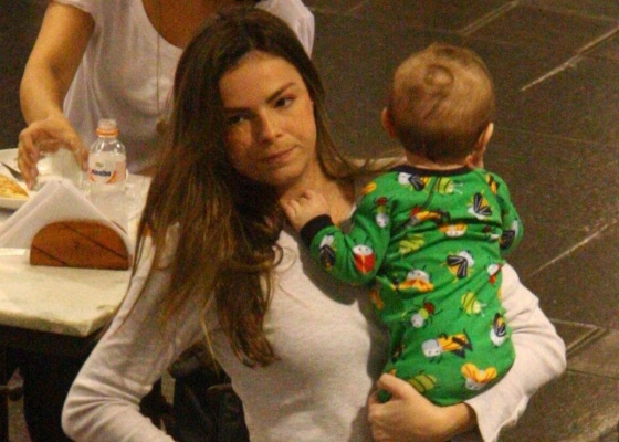 Viviane Sarahyba passeia em shopping carioca com o filho, Joo Valentim (25/07/2010)
