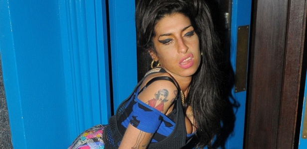 Amy Winehouse faz careta e pose na saída de um pub em Londres (25/8/2010) - Brainpix