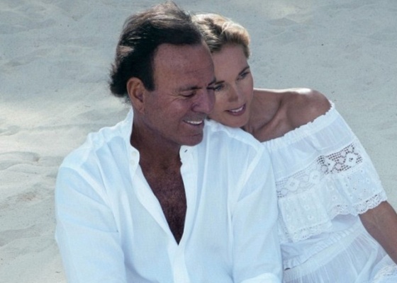 O cantor Julio Iglesias e a modelo holandesa Miranda Rijnsburger (26/8/2010)