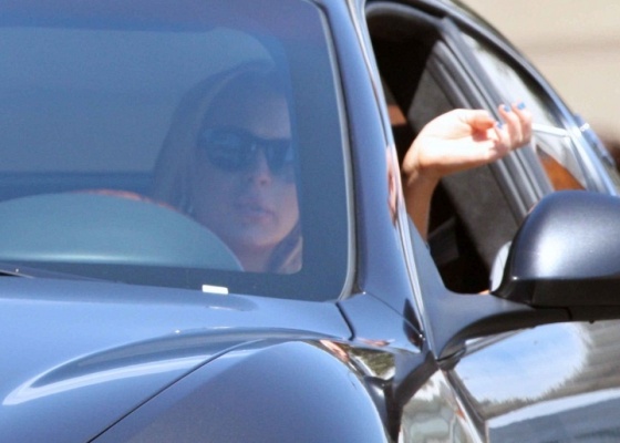 Lindsay Lohan fumando enquanto dirige um Maserati em Los Angeles (26/8/2010)