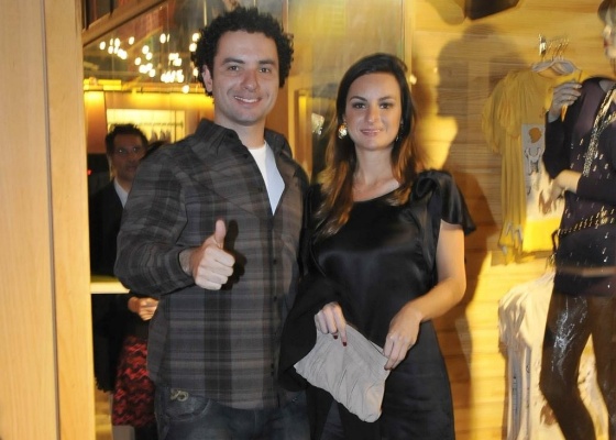 Marco Luque com a namorada, Flvia Vitorino, em So Paulo (29/7/2010)