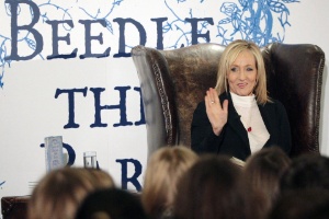 A escritora J.K.Rowling em evento de lançamento de seu livro "The Tales of Beedle The Bard" em Edimburgo (4/12/2008) - David Cheskin/AFP
