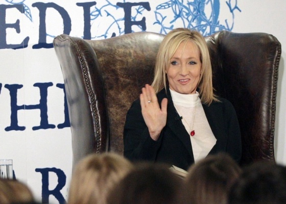 A escritora J.K.Rowling em evento de lançamento de seu livro "The Tales of Beedle The Bard" em Edimburgo (4/12/2008)