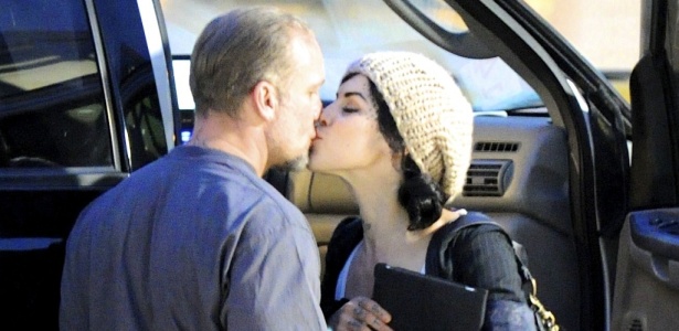 Jesse James e Kat Von D se beijam no aeroporto de Austin, no Texas (29/8/2010)
