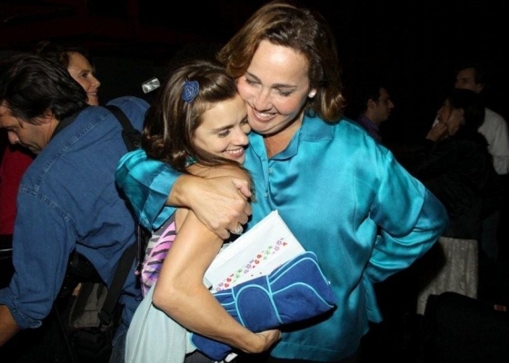 Carolina Dieckmann abraa a amiga Claudia Jimenez no Teatro Leblon (1/9/10)