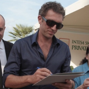 O ator Vincent Cassel dá autógrafos em Veneza (2/9/2010) - Elisabetta Villa/Getty Images